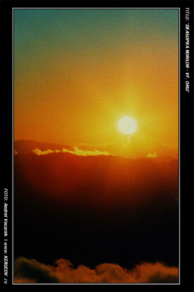 Fotografia: "Deasupra norilor" - Setul: "Pasul peste munti", din Muntii Bucegi, Romania / Roumanie, cu aparat Zenit 122, data 2001-07-28 KERUCOV .ro © 1997 - 2008 || Andrei Vocurek