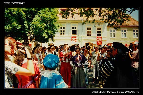 Fotografia: "Spectacol" - Setul: "Orasul Sighisoara - Cetatea Medievala", din Sighisoara / Schassburg, Romania / Roumanie, cu aparat Polaroid FF 35mm, data 2002-07-13 KERUCOV .ro © 1997 - 2008 || Andrei Vocurek
