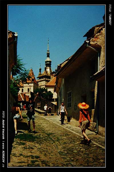 Fotografia: "Turisti" - Setul: "Orasul Sighisoara - Cetatea Medievala", din Sighisoara / Schassburg, Romania / Roumanie, cu aparat Polaroid FF 35mm, data 2002-07-13 KERUCOV .ro © 1997 - 2008 || Andrei Vocurek