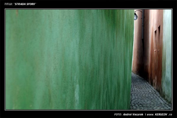 Fotografia: "Strada Sforii" - Setul: "Orasul Brasov - Treceri si reveniri", din Brasov / Kronstadt, Romania / Roumanie, cu aparat Fujifilm FinePix S5100, data 2005-04-30 KERUCOV .ro © 1997 - 2008 || Andrei Vocurek