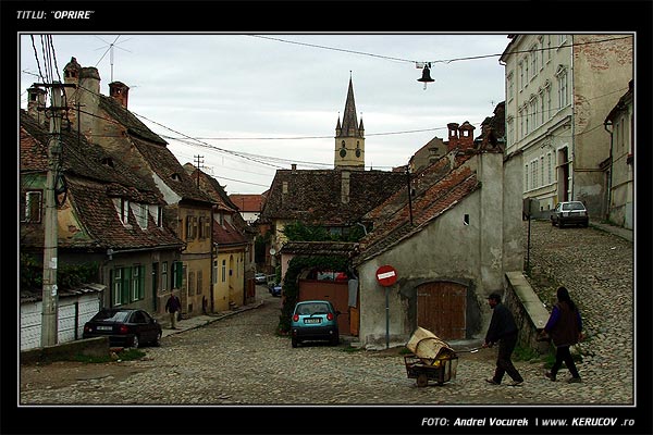 Fotografia: "Oprire" - Setul: "Orasul Sibiu - Printre picaturi", din Sibiu / Hermannstadt, Romania / Roumanie, cu aparat Fujifilm FinePix S5100, data 2005-09-21 KERUCOV .ro © 1997 - 2008 || Andrei Vocurek