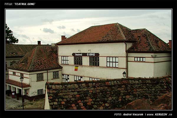 Fotografia: "Teatrul Gong" - Setul: "Orasul Sibiu - Printre picaturi", din Sibiu / Hermannstadt, Romania / Roumanie, cu aparat Fujifilm FinePix S5100, data 2005-09-21 KERUCOV .ro © 1997 - 2008 || Andrei Vocurek