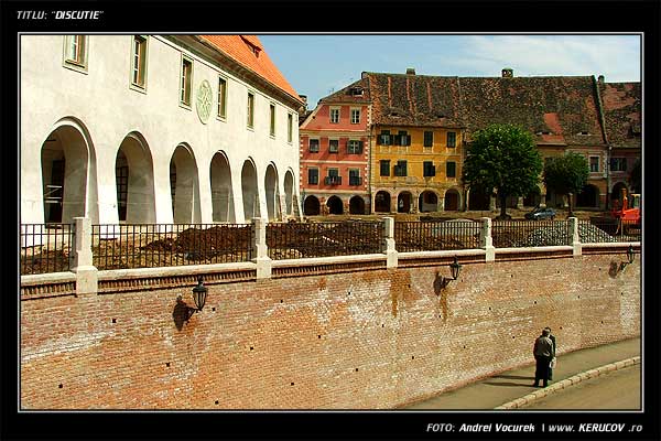 Fotografia: "Discutie" - Setul: "Orasul Sibiu - Printre picaturi", din Sibiu / Hermannstadt, Romania / Roumanie, cu aparat Fujifilm FinePix S5100, data 2005-09-22 KERUCOV .ro © 1997 - 2008 || Andrei Vocurek
