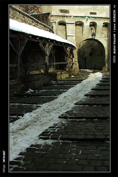 Fotografia: "Intrare" - Setul: "Orasul Sighisoara - Cetatea Medievala", din Sighisoara / Schassburg, Romania / Roumanie, cu aparat Fujifilm FinePix S5100, data 2005-12-27 KERUCOV .ro © 1997 - 2008 || Andrei Vocurek