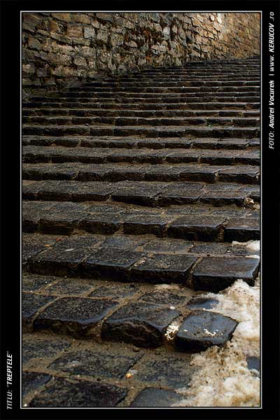Fotografia: "Treptele" - Setul: "Orasul Sighisoara - Cetatea Medievala", din Sighisoara / Schassburg, Romania / Roumanie, cu aparat Konica Minolta Dynax 5D, data 2005-12-27 KERUCOV .ro © 1997 - 2008 || Andrei Vocurek