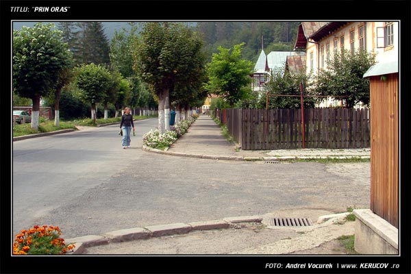 Fotografia: "Prin oras" - Setul: "Peisaj urban si suburban", din Azuga, Romania / Roumanie, cu aparat Fujifilm FinePix S3000, data 2004-09-03 KERUCOV .ro © 1997 - 2008 || Andrei Vocurek
