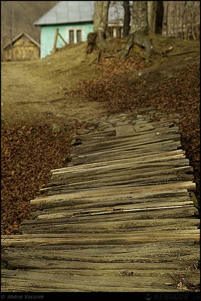 Fotografia: "Podul de acasa" - Setul: "Viata simpla de la tara", din Baile Olanesti, Romania / Roumanie, cu aparat Konica Minolta Dynax 5D, data 2006-12-31 KERUCOV .ro © 1997 - 2008 || Andrei Vocurek