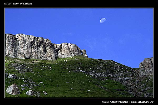 Fotografia: "Luna in cerdac" - Setul: "Pasul peste munti", din Muntii Bucegi, Romania / Roumanie, cu aparat Konica Minolta Dynax 5D, data 2006-07-16 KERUCOV .ro © 1997 - 2008 || Andrei Vocurek