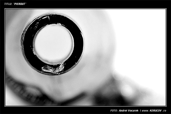 Fotografia: "Pierdut" - Setul: "Experiente de fotografie", din Bucuresti / Bucharest, Romania / Roumanie, cu aparat Konica Minolta Dynax 5D, data 2006-03-26 KERUCOV .ro © 1997 - 2008 || Andrei Vocurek
