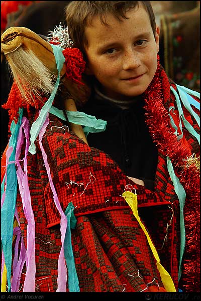 Fotografia: "Jocul cu capra" - Setul: "Portrete cu, din si pentru suflet", din Bucuresti / Bucharest, Romania / Roumanie, cu aparat Konica Minolta Dynax 5D, data 2006-12-17 KERUCOV .ro © 1997 - 2008 || Andrei Vocurek