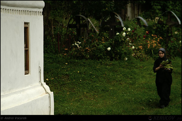 Fotografia: "Schitul Bradu - 3" - Setul: "Portrete cu, din si pentru suflet", din Bucuresti / Bucharest, Romania / Roumanie, cu aparat Konica Minolta Dynax 5D, data 2006-09-29 KERUCOV .ro © 1997 - 2008 || Andrei Vocurek