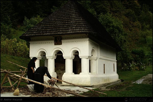 Fotografia: "Schitul Bradu - 4" - Setul: "Printre oameni ca noi", din sat Gurguiata, Romania / Roumanie, cu aparat Konica Minolta Dynax 5D, data 2006-09-29 KERUCOV .ro © 1997 - 2008 || Andrei Vocurek