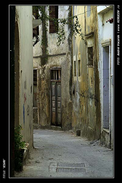 Fotografia: "Iesiri" - Setul: "Peisaj urban si suburban", din Rethymnon, Grecia, Insula Creta / Greece, Crete, cu aparat Konica Minolta Dynax 5D, data 2006-09-21 KERUCOV .ro © 1997 - 2008 || Andrei Vocurek
