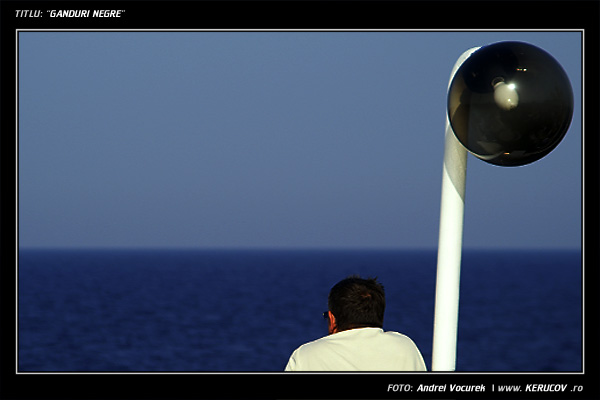 Fotografia: "Ganduri negre" - Setul: "Printre oameni ca noi", din Athina / Athinia, Grecia, Insula Santorini / Greece, Santorini, cu aparat Konica Minolta Dynax 5D, data 2006-09-18 KERUCOV .ro © 1997 - 2008 || Andrei Vocurek