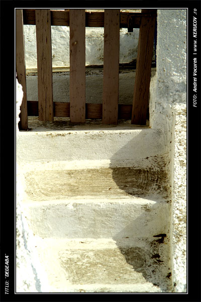Fotografia: "Degeaba" - Setul: "Peisaj urban si suburban", din Thira / Fira, Grecia, Insula Santorini / Greece, Santorini, cu aparat Konica Minolta Dynax 5D, data 2006-09-18 KERUCOV .ro © 1997 - 2008 || Andrei Vocurek
