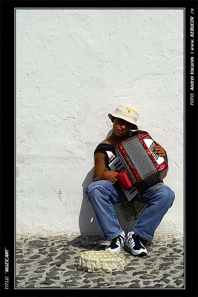 Fotografia: "Muzicant" - Setul: "Printre oameni ca noi", din Ia / Oia, Grecia, Insula Santorini / Greece, Santorini, cu aparat Konica Minolta Dynax 5D, data 2006-09-18 KERUCOV .ro © 1997 - 2008 || Andrei Vocurek