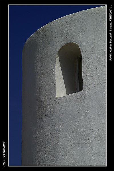 Fotografia: "Penumbra" - Setul: "Peisaj urban si suburban", din Pirgos / Pyrgos, Grecia, Insula Santorini / Greece, Santorini, cu aparat Konica Minolta Dynax 5D, data 2006-09-18 KERUCOV .ro © 1997 - 2008 || Andrei Vocurek