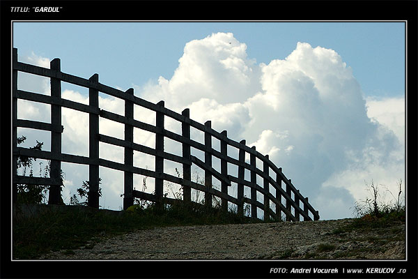 Fotografia: "Gardul" - Setul: "Pasul peste munti", din Poiana Brasov, Romania / Roumanie, cu aparat Fujifilm FinePix S5100, data 2005-09-27 KERUCOV .ro © 1997 - 2008 || Andrei Vocurek