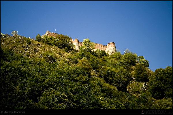 Fotografia: "Cetatea Poenari - I" - Setul: "Vremuri si spatii din Romania", din Arges, Romania / Roumanie, cu aparat Konica Minolta Dynax 5D, data 2007-08-31 KERUCOV .ro © 1997 - 2008 || Andrei Vocurek