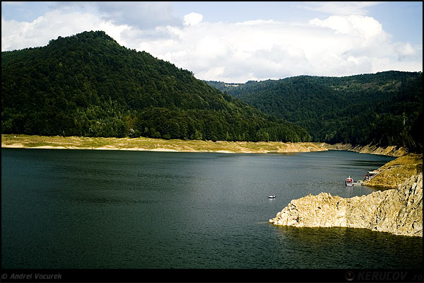 Fotografia: "Lacul Vidraru" - Setul: "Vremuri si spatii din Romania", din Arges, Romania / Roumanie, cu aparat Konica Minolta Dynax 5D, data 2007-08-31 KERUCOV .ro © 1997 - 2008 || Andrei Vocurek