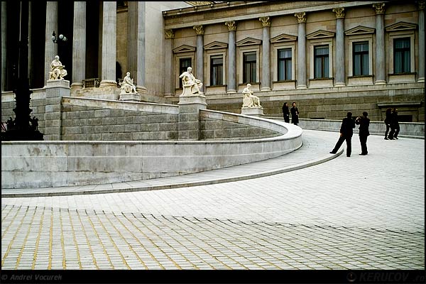 Fotografia: "Monocrom fix" - Setul: "Plimbari si vederi din Viena", din Viena / Vienna / Wien, Austria / Osterreich, cu aparat Konica Minolta Dynax 5D, data 2007-10-29 KERUCOV .ro © 1997 - 2008 || Andrei Vocurek