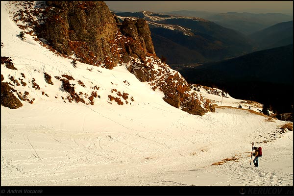 Fotografia: "Urmele pasilor" - Setul: "Calatorului ii sade bine cu drumul", din Muntii Bucegi, Romania / Roumanie, cu aparat Konica Minolta Dynax 5D, data 2007-02-19 KERUCOV .ro © 1997 - 2008 || Andrei Vocurek