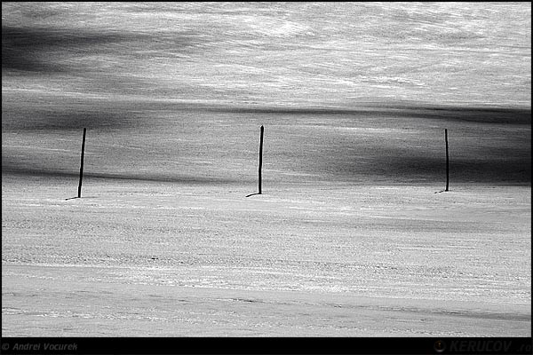 Fotografia: "Minimal trei" - Setul: "Pasul peste munti", din Muntii Bucegi, Romania / Roumanie, cu aparat Konica Minolta Dynax 5D, data 2007-04-13 KERUCOV .ro © 1997 - 2008 || Andrei Vocurek