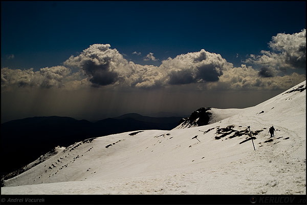 Fotografia: "Plecare" - Setul: "Pasul peste munti", din Muntii Bucegi, Romania / Roumanie, cu aparat Konica Minolta Dynax 5D, data 2007-04-13 KERUCOV .ro © 1997 - 2008 || Andrei Vocurek