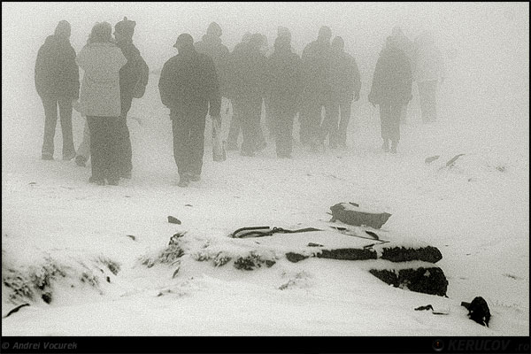 Fotografia: "Pierduti" - Setul: "Pasul peste munti", din Busteni, Romania / Roumanie, cu aparat Konica Minolta Dynax 5D, data 2007-02-17 KERUCOV .ro © 1997 - 2008 || Andrei Vocurek