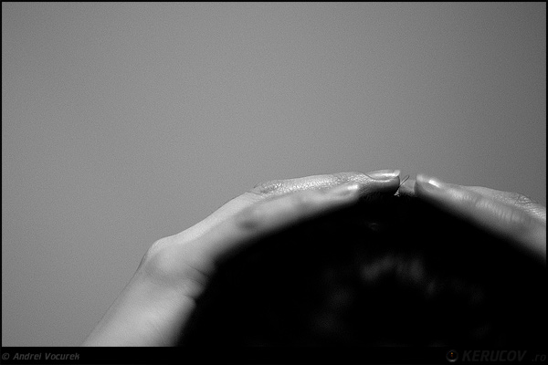Fotografia: "Sub sine" - Setul: "Portrete cu, din si pentru suflet", din Bucuresti / Bucharest, Romania / Roumanie, cu aparat Konica Minolta Dynax 5D, data 2007-01-12 KERUCOV .ro © 1997 - 2008 || Andrei Vocurek