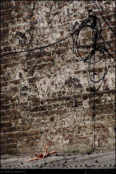 Fotografia: "Urlet citadin" - Setul: "Orasul oarecare - Puncte peste asfalt", din Bucuresti / Bucharest, Romania / Roumanie, cu aparat Konica Minolta Dynax 5D, data 2007-04-08 KERUCOV .ro © 1997 - 2008 || Andrei Vocurek