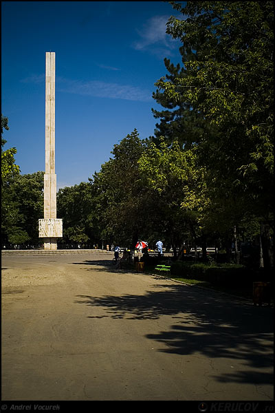 Fotografia: "Obeliscul" - Setul: "Portrete cu, din si pentru suflet", din Bucuresti / Bucharest, Romania / Roumanie, cu aparat Konica Minolta Dynax 5D, data 2007-08-19 KERUCOV .ro © 1997 - 2008 || Andrei Vocurek