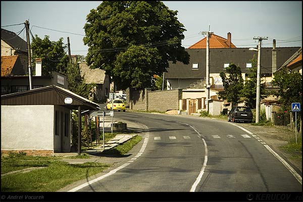 Fotografia: "Galben" - Setul: "Calatorului ii sade bine cu drumul", din Petrohrad, Cehia / Czech Republic, cu aparat Konica Minolta Dynax 5D, data 2007-05-26 KERUCOV .ro © 1997 - 2008 || Andrei Vocurek