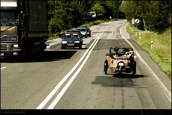 Fotografia: "Trafic pentru doi" - Setul: "Calatorului ii sade bine cu drumul", din Petrohrad, Cehia / Czech Republic, cu aparat Konica Minolta Dynax 5D, data 2007-05-26 KERUCOV .ro © 1997 - 2008 || Andrei Vocurek