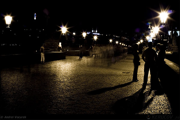Fotografia: "Umbre si Podul Carol" - Setul: "Zile si nopti, momente din Praga", din Praga / Prague / Praha, Cehia / Czech Republic, cu aparat Konica Minolta Dynax 5D, data 2007-05-25 KERUCOV .ro © 1997 - 2008 || Andrei Vocurek