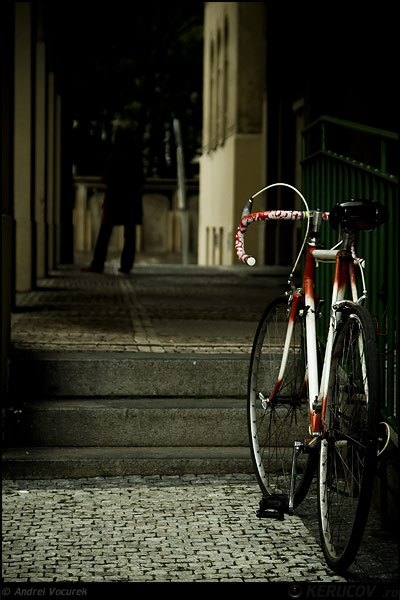 Fotografia: "Ea, bicicleta ta" - Setul: "Zile si nopti, momente din Praga", din Praga / Prague / Praha, Cehia / Czech Republic, cu aparat Konica Minolta Dynax 5D, data 2007-05-29 KERUCOV .ro © 1997 - 2008 || Andrei Vocurek
