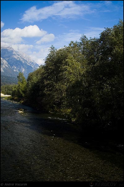 Fotografia: "Pe raul Prahova" - Setul: "Pasul peste munti", din Cumpatu, Romania / Roumanie, cu aparat Konica Minolta Dynax 5D, data 2007-09-28 KERUCOV .ro © 1997 - 2008 || Andrei Vocurek