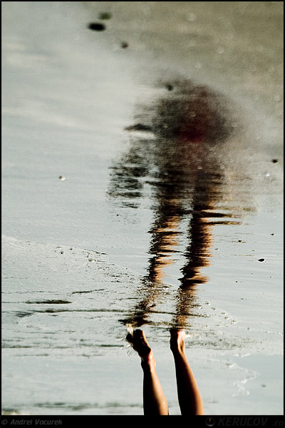 Fotografia: "Intre apa si uscat" - Setul: "Imagini la malul Marii Negre", din Mamaia, Romania / Roumanie, cu aparat Konica Minolta Dynax 5D, data 2007-06-12 KERUCOV .ro © 1997 - 2008 || Andrei Vocurek
