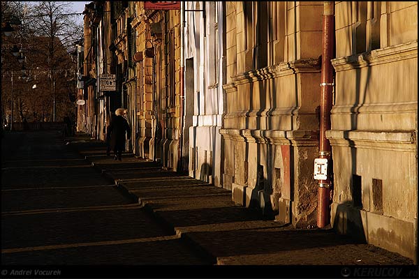 Fotografia: "Felii de umbra" - Setul: "Orasul Sibiu - Printre picaturi", din Sibiu / Hermannstadt, Romania / Roumanie, cu aparat Konica Minolta Dynax 5D, data 2007-01-14 KERUCOV .ro © 1997 - 2008 || Andrei Vocurek