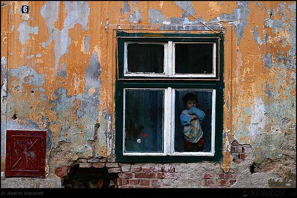 Fotografia: "Copilul si lumea" - Setul: "Printre oameni ca noi", din Sibiu / Hermannstadt, Romania / Roumanie, cu aparat Konica Minolta Dynax 5D, data 2007-01-15 KERUCOV .ro © 1997 - 2008 || Andrei Vocurek