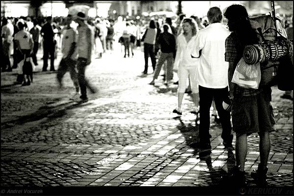 Fotografia: "Spectacolul multimii" - Setul: "Printre oameni ca noi", din Sibiu / Hermannstadt, Romania / Roumanie, cu aparat Konica Minolta Dynax 5D, data 2007-08-30 KERUCOV .ro © 1997 - 2008 || Andrei Vocurek