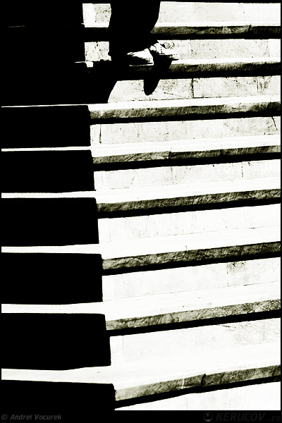 Fotografia: "Un om pe niste scari" - Setul: "Portrete cu, din si pentru suflet", din Bucuresti / Bucharest, Romania / Roumanie, cu aparat Konica Minolta Dynax 5D, data 2007-04-14 KERUCOV .ro © 1997 - 2008 || Andrei Vocurek