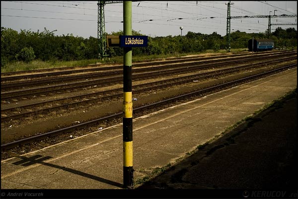 Fotografia: "Un vagon pierdut" - Setul: "Orasul oarecare - Puncte peste asfalt", din Lokoshaza, Ungaria / Hungary, cu aparat Konica Minolta Dynax 5D, data 2007-05-23 KERUCOV .ro © 1997 - 2008 || Andrei Vocurek