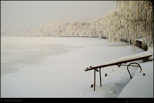 Fotografia: "Lacul de plumb alb" - Setul: "Portrete cu, din si pentru suflet", din Bucuresti / Bucharest, Romania / Roumanie, cu aparat Konica Minolta Dynax 5D, data 2008-01-13 KERUCOV .ro © 1997 - 2008 || Andrei Vocurek